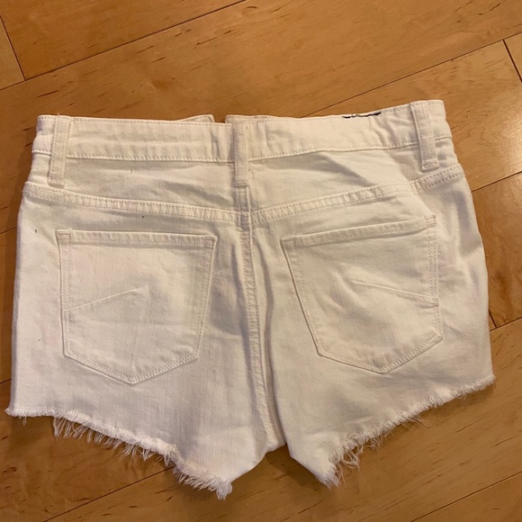 NWOT Aritzia Talula White Shorts Size 27 - Picture 2 of 4